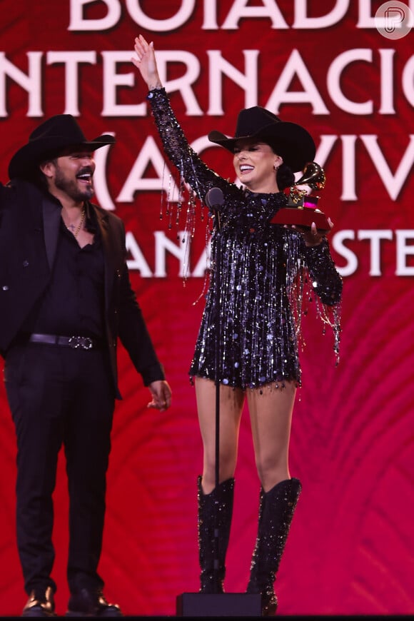 Ana Castela chora ao ganhar Grammy Latino de Melhor Álbum de Música Sertaneja;