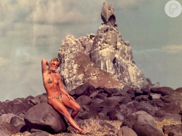 Em algumas fotos, Vera Fischer posou de biquíni em Fernando de Noronha, exibindo seu corpo todo natural