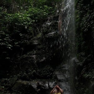 Olha essa foto! Simplesmente Duda Santos como uma deusa aproveitando uma queda d'água na cachoeira