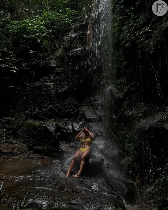 Olha essa foto! Simplesmente Duda Santos como uma deusa aproveitando uma queda d'água na cachoeira