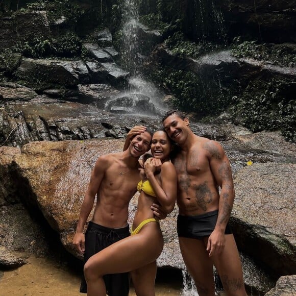 Duda Santos aproveitou feriado desta sexta-feira (15) com amigos em uma cachoeira