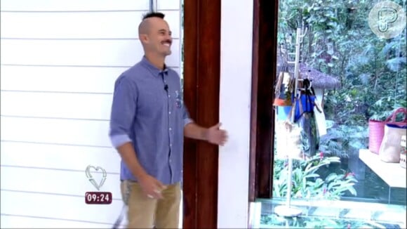Paulinho Vilhena faz dancinha ao entrar no programa 'Mais Você'