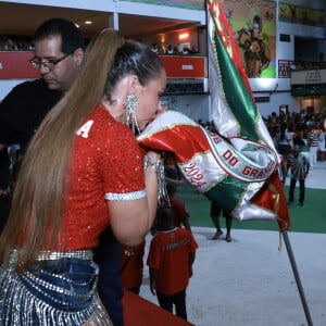 Paolla Oliveira beijando bandeira da Grande Rio em ensaio da agremiação nesta terça-feira (19)