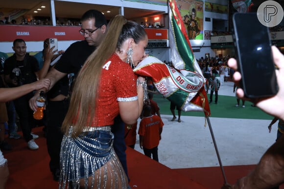 Paolla Oliveira beijando bandeira da Grande Rio em ensaio da agremiação nesta terça-feira (19)