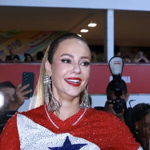 Paolla Oliveira homenageou o Pará em look para ensaio da Grande Rio nesta terça-feira (19)