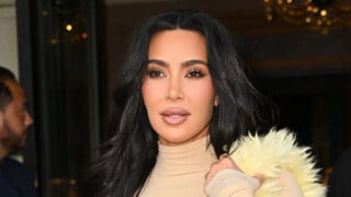 Impressionante! Kim Kardashian faz ensaio de fotos - bizarro! - e agita web: 'Nenhuma amiga pra avisar que tá estranho'?