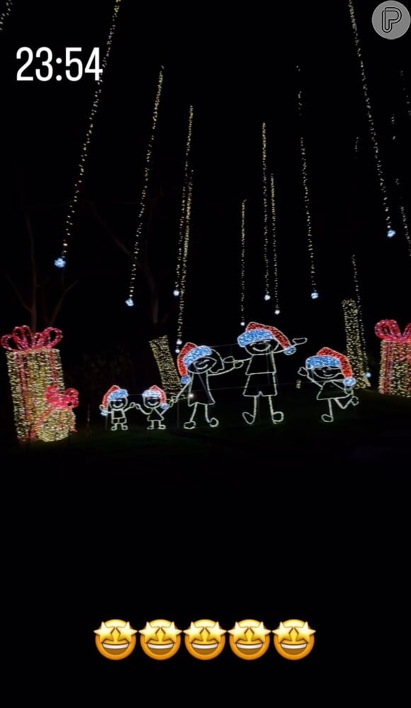 Além das luzes natalinas, Virginia também decorou o ambiente com vários enfeites que remetem ao Natal.