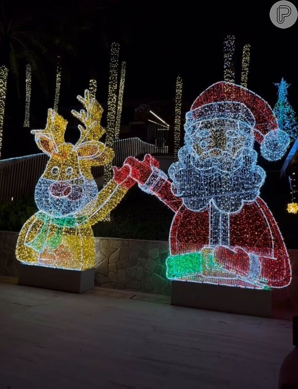 A figura do Papai Noel e a tradicional rena também marcaram presença. Toda a decoração estava bem brilhante, com luzes.