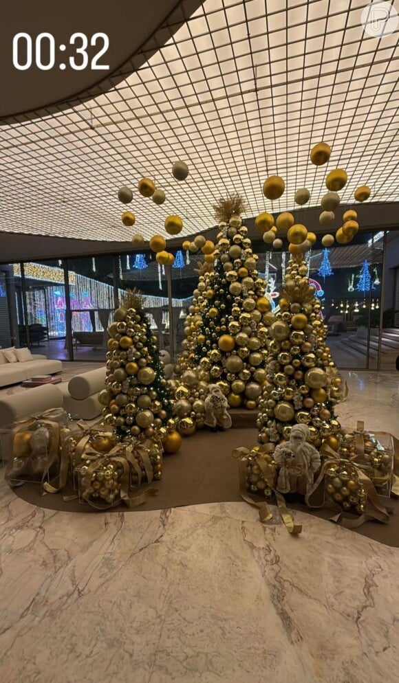 A tradicional árvore de Natal, decorada com bolas douradas, também não poderia faltar.