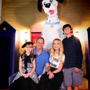 Eliana com o marido e os filhos em 2024