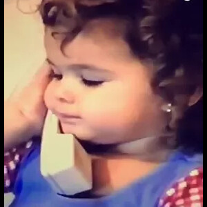 Ficar diante das câmeras nunca foi uma dificuldade para essa menininha de cabelo cacheado, que poucos anos após dar seus primeiros passos já mostrava talento para atuar