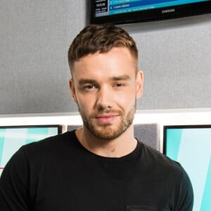 Liam Payne foi arrastado por saguão do hotel já aparentando embriaguez e tentou não ser colocado em quarto