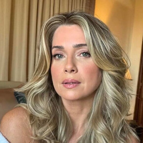 Letícia Spiller posa sem maquiagem e filtro e beleza real enlouquece a web. Veja!