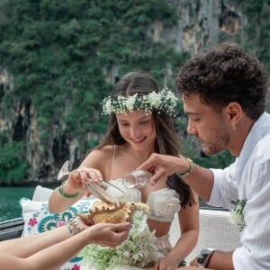 Conhecidos por sua carreira de sucesso na televisão brasileira, o casal decidiu celebrar sua união mais uma vez, desta vez cercados pela beleza exótica de Krabi, usando os icônicos barcos longtail como pano de fundo.