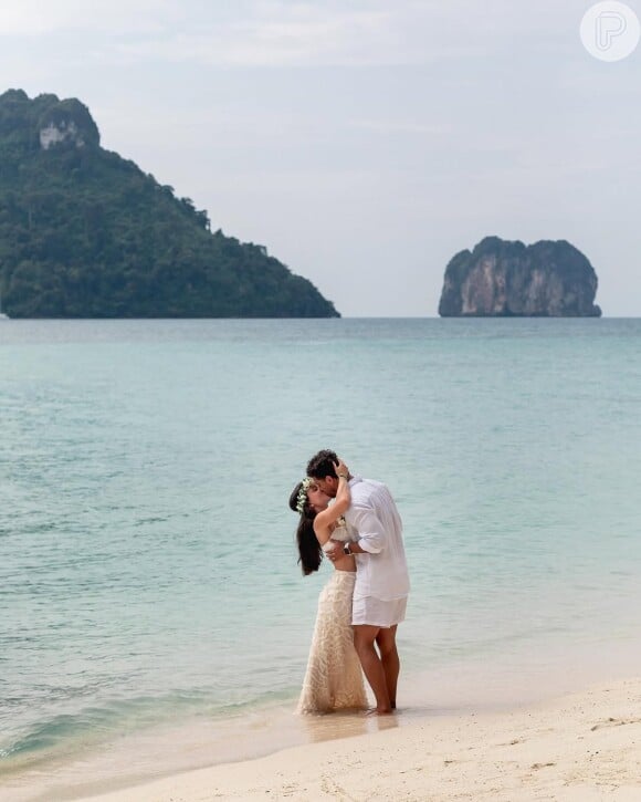 A cerimônia, que transpira amor e compaixão, veio quase um ano após seu primeiro casamento íntimo em dezembro passado