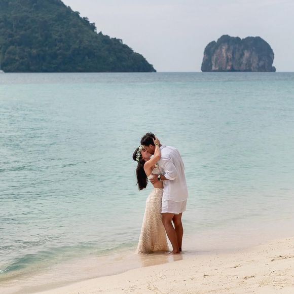 A cerimônia, que transpira amor e compaixão, veio quase um ano após seu primeiro casamento íntimo em dezembro passado