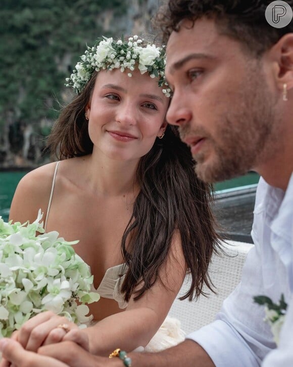 Larissa Manoela usou coroa de flores no cabelo ao renovar casamento de biquíni na Tailândia