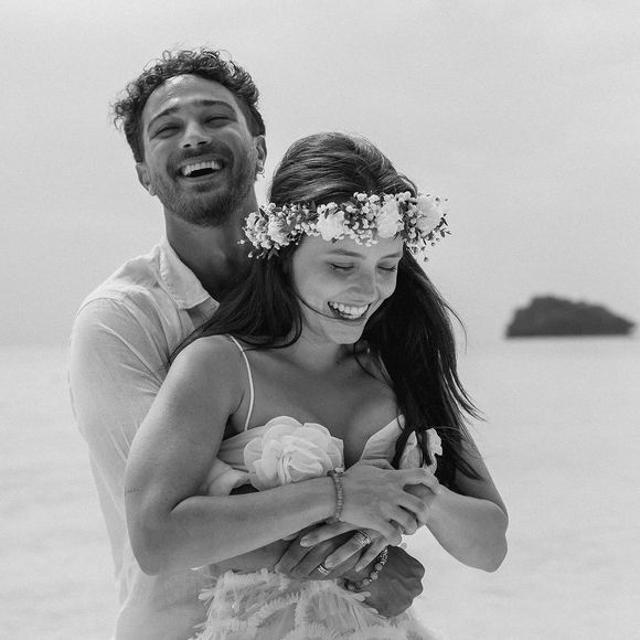 A escolha de Krabi para a renovação dos votos foi motivada pelo desejo de imergir em um cenário que captura a essência da beleza natural com sua combinação de praias cristalinas e vegetação luxuriante.