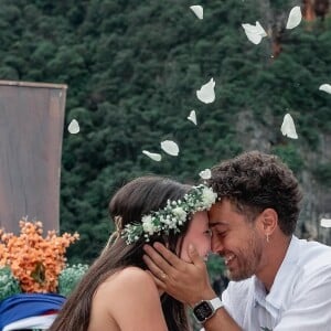 Vestidos de branco, os dois incorporaram símbolos de pureza e nova vida, utilizando também pétalas de rosas brancas que caíram delicadamente sobre eles durante a cerimônia