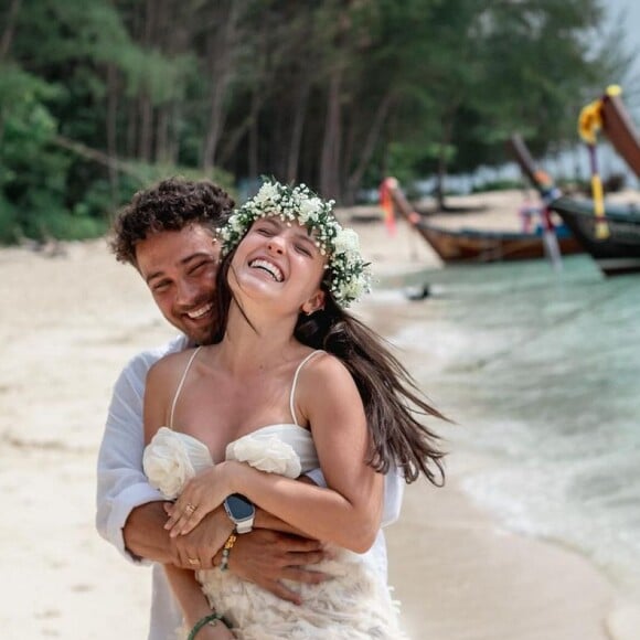 De biquíni, Larissa vestiu uma coroa de flores e carregou um buquê de rosas, enquanto as alianças de concha adicionavam um toque praiano ao evento.