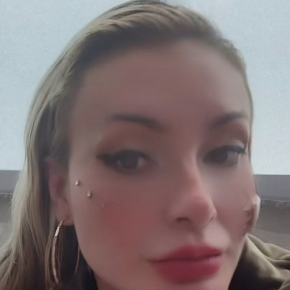 Depois de ter falado com o rapaz, Andressa Urach contou que uma mulher não gostou e acabaram trocando farpas