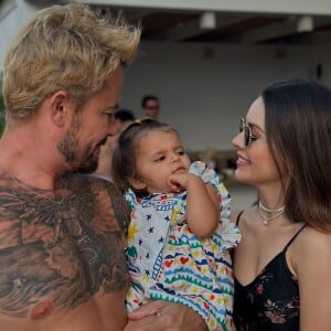 Manoela, de 1 ano, olhou de cara feia para Sandy e o registro virou meme na web