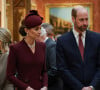 Kate Middleton marcou presença num compromisso real nesta terça-feira (03) com look todo trabalhado no vinho; significado por trás da peça vai te emocionar!