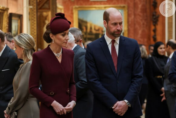 Kate Middleton marcou presença num compromisso real nesta terça-feira (03) com look todo trabalhado no vinho; significado por trás da peça vai te emocionar!