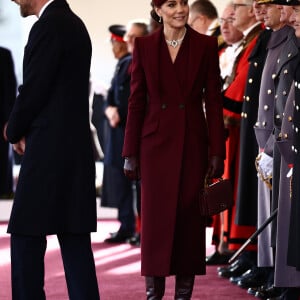 Kate Middleton também teria homenageado à Rainha Elizabeth II ao escolher acessórios para compor look, segundo a mídia britânica