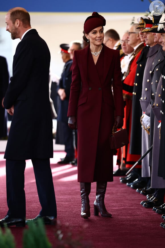 Kate Middleton também teria homenageado à Rainha Elizabeth II ao escolher acessórios para compor look, segundo a mídia britânica