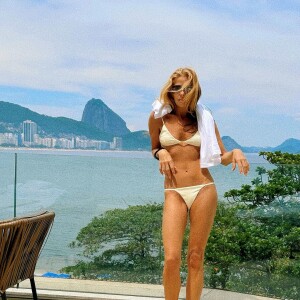 Adriane Galisteu publicou uma foto onde aparece só de biquíni. A estrela escolheu um modelo branco e posou na varanda do hotel