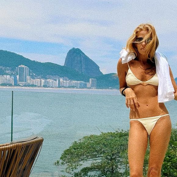 Adriane Galisteu publicou uma foto onde aparece só de biquíni. A estrela escolheu um modelo branco e posou na varanda do hotel