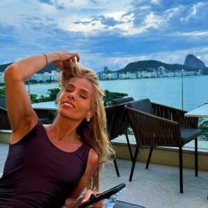 Adriane Galisteu curtiu o calor do Rio de Janeiro em um hotel luxuoso