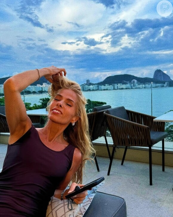 Adriane Galisteu curtiu o calor do Rio de Janeiro em um hotel luxuoso