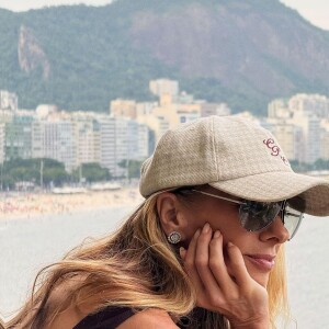 Adriane Galisteu aproveitou um dia de folga nesta segunda-feira (02) em grande estilo