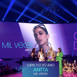 Logo no início da premiação, Anitta venceu a categoria 'Clipe TVZ do Ano' com Mil Veces