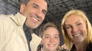 Ana Hickmann festeja formatura do filho acompanhada de Edu Guedes e web opina: 'Depois que separou...'