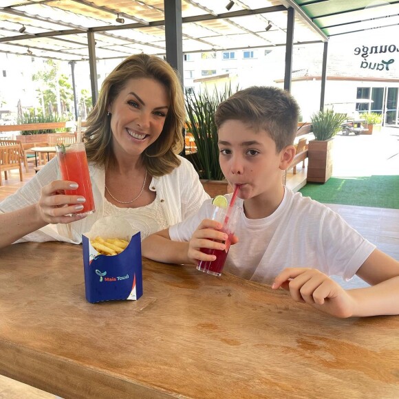 Nos comentários das fotos publicadas por Ana, vários internautas parabenizaram Alezinho pela conquista da formatura.