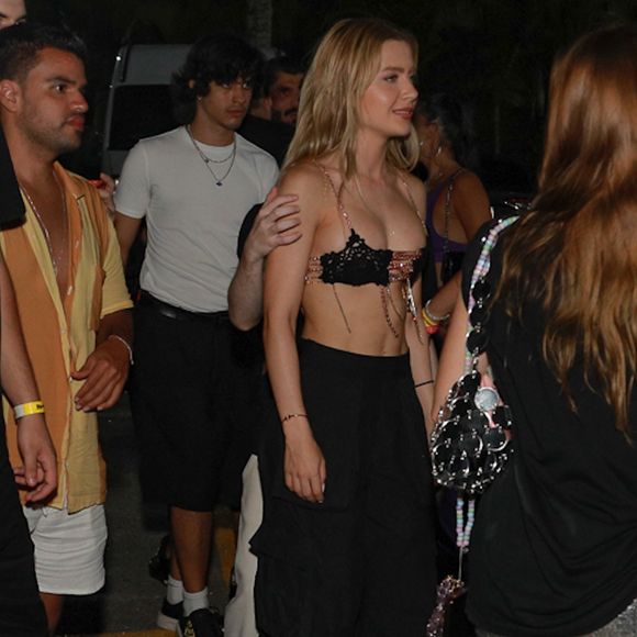 Ainda, de acordo com informações da colunista, Jade teria se retirado do local com uma expressão 'de poucos amigos'.