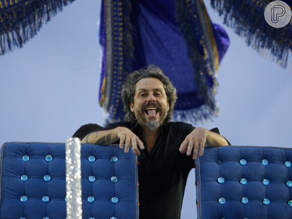 Alexandre Nero se diverte durante gravação da novela 'Império' na Marquês de Sapucaí