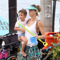 Leticia Birkheuer curte folga de 'Império' em dia de praia com o filho