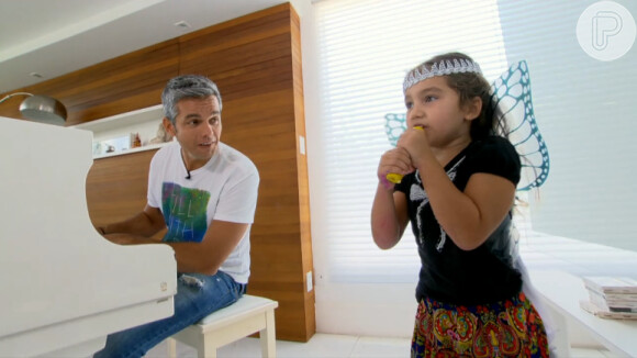 Flávia Alessandra abre a casa para o 'Fantástico' e mostra rotina com a filha Olívia, que adora cantar. No piano, o pai da menina, Otaviano Costa