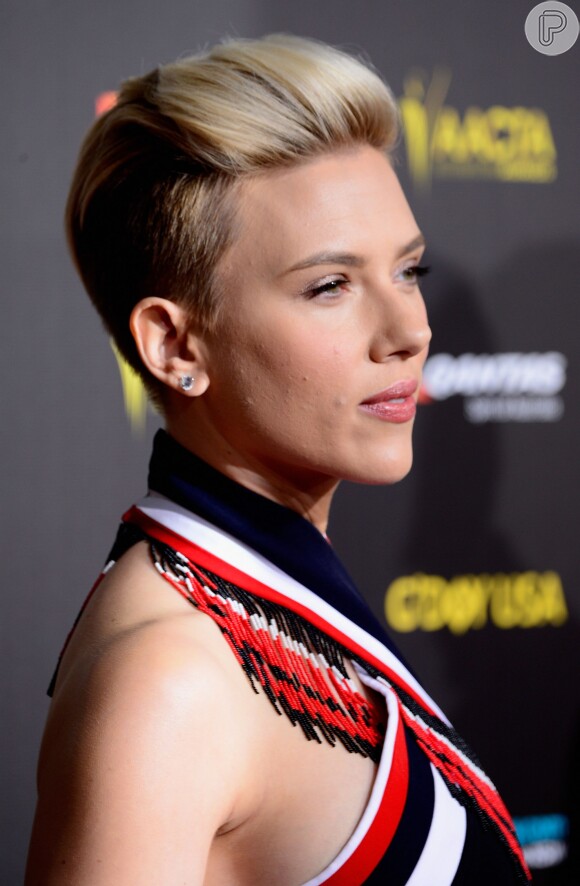 Scarlett Johansson muda o visual o adere ao visual moicano, em 31 de janeiro de 2015