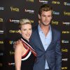 Scarlett Johansson posa ao lado de Chris Hemsworth
