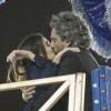 'Império': após ser baleado em desfile de Carnaval, Cora pede beijo a José Alfredo