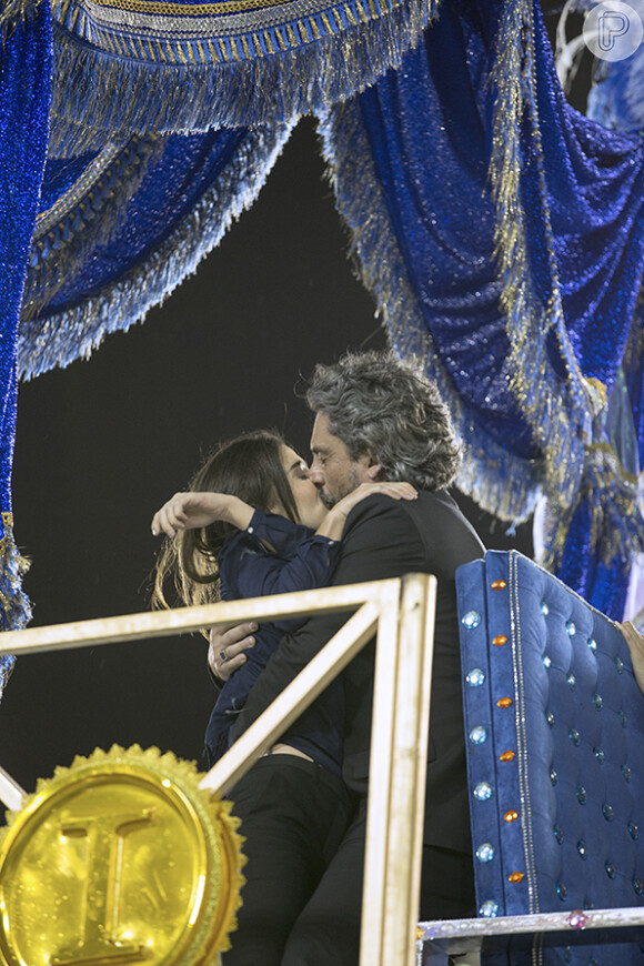 'Império': após ser baleado em desfile de Carnaval, Cora pede beijo a José Alfredo