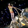 Katy Perry começou sua performance em cima de um enorme tigre metalizado, no show de intervalo do Super Bowl 2015