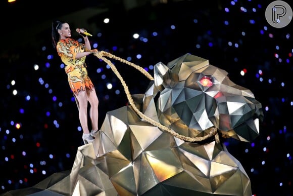 Katy Perry começou sua performance em cima de um enorme tigre metalizado, no show de intervalo do Super Bowl 2015