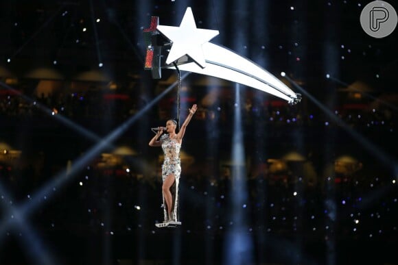Katy Perry voa no estádio University of Phoenix em Glendale, Arizona, durante o show de intervalo no Super Bowl 2015