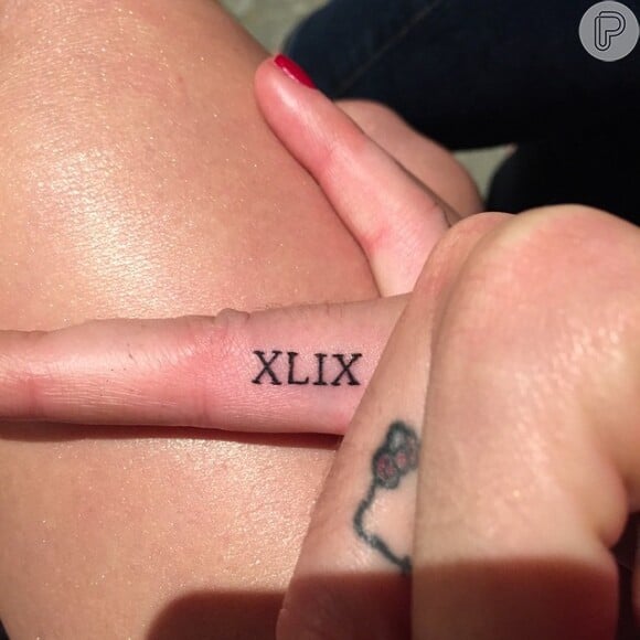 Katy Perry fez uma tatuagem com o número 49 em romano em homenagem a edição do Super Bowl 2015